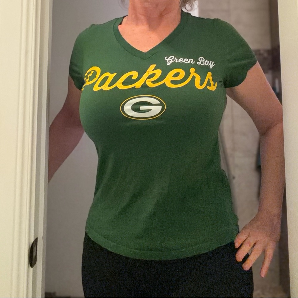 Women’s Green Bay Packers, Short Sleeved T-Shirt, V-Neck Size Medium